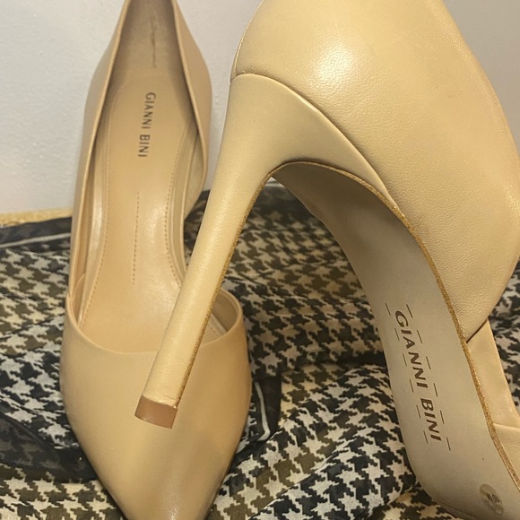 Gianni Bini Tan Heels Sophisticated Design - Picture 4 of 7